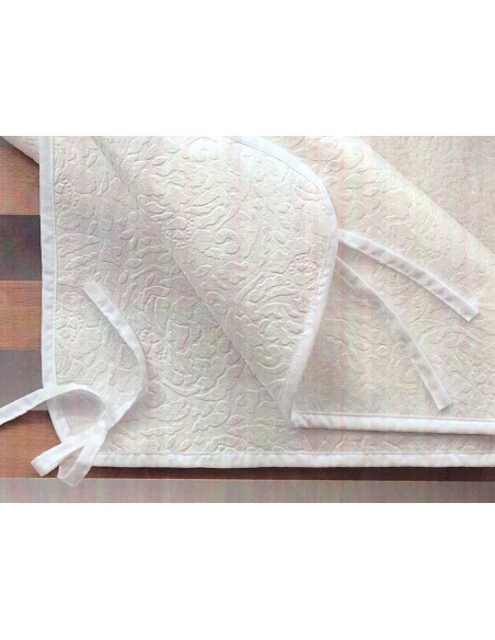 Couvre-sommier thermo-compact pour matelas à lacets